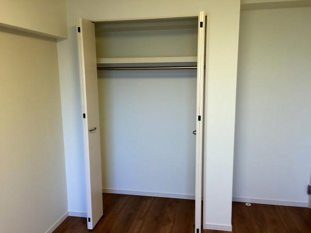 日商岩井方南町マンション　洋室約6.3帖収納