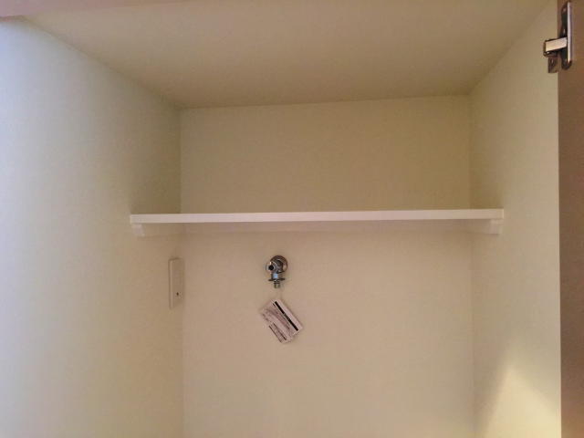 日商岩井方南町マンション　洗濯機置場