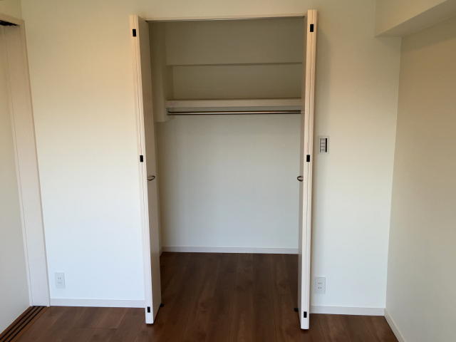 日商岩井方南町マンション　洋室約6.1帖収納