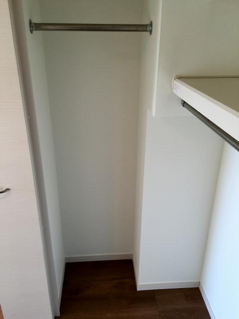 日商岩井方南町マンション　洋室約6.1帖収納