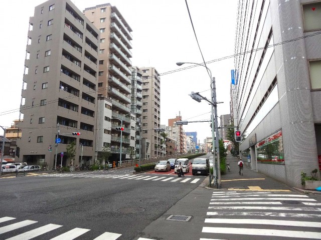 リレント新宿　前面道路
