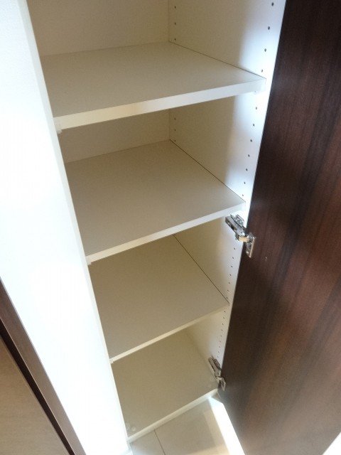 サンウッド尾山台　廊下の物入れ