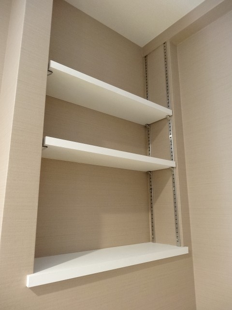 サンウッド尾山台　洗濯機置場横の棚