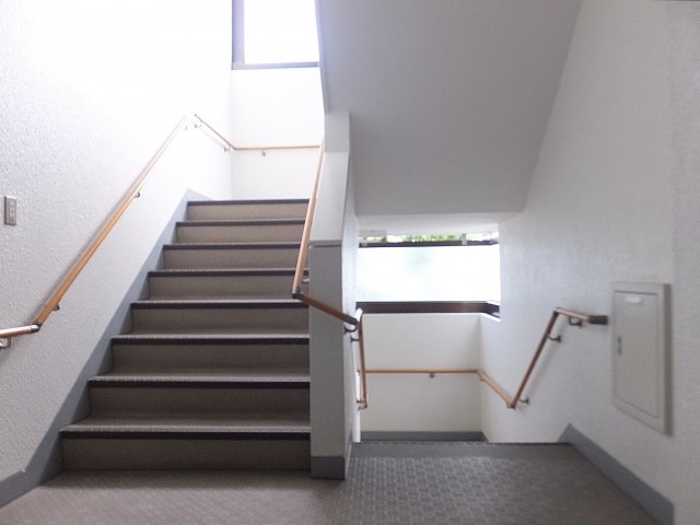 メイゾン等々力　共用階段