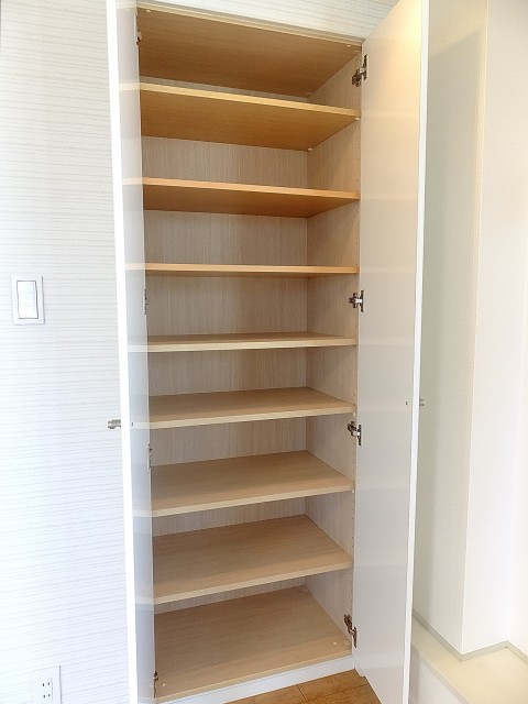 市谷逢坂ハウス　20.0帖のリビングダイニングの収納