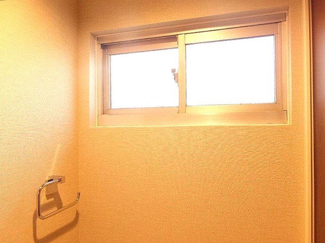 理研不動前ビル　トイレ内の窓