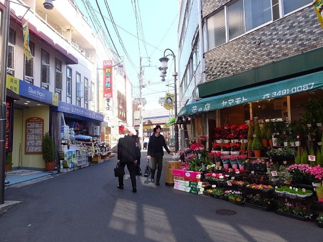 理研不動前ビル　商店街