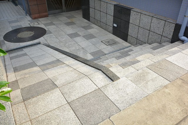 セザール第2目黒三田　スロープと階段