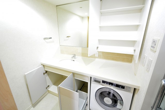 ジェントルエア神宮橋　サニタリールーム収納