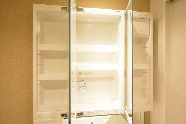 ダイアパレス麻布十番　洗面鏡裏