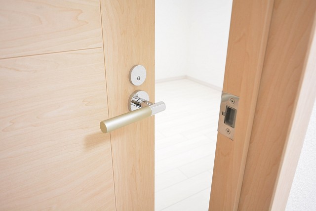 ジェントルエア神宮橋　5.8帖のベッドルームドア