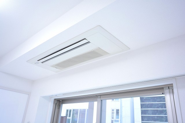 ジェントルエア神宮橋　13.0帖のリビングダイニング　ビルトインエアコン