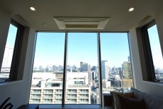赤坂タワーレジデンス　14.8帖のLDK窓