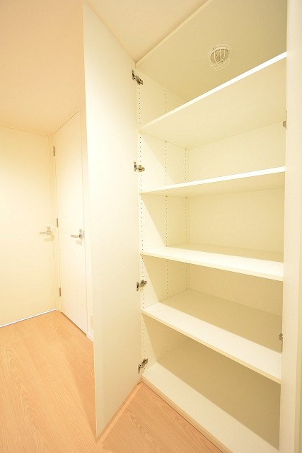 赤城神社・パークコート神楽坂　廊下の収納