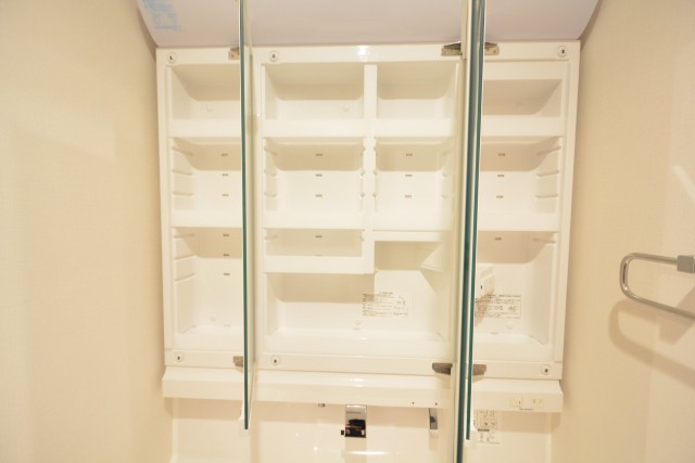 サンパークマンション高田馬場　洗面台三面鏡