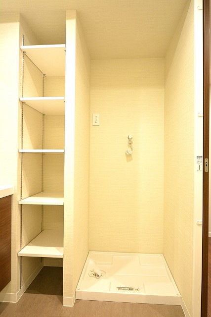 大井町ハウス　洗濯機置場と収納棚