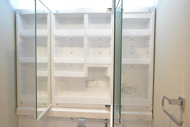 大井町ハウス　3面鏡の裏は一面収納