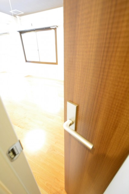 カーサ一番町　リビングダイニングキッチンへ