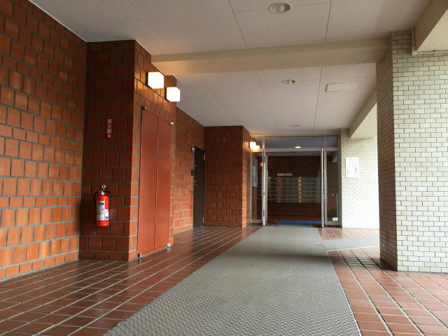 シーアイマンション駒場　エントランスへ