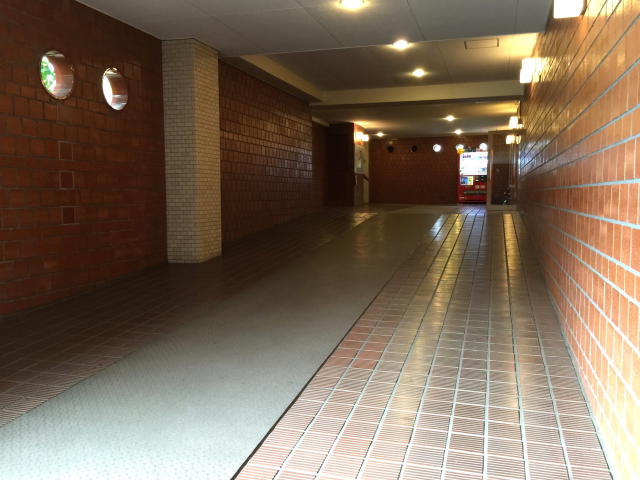 シーアイマンション駒場　エントランスへ