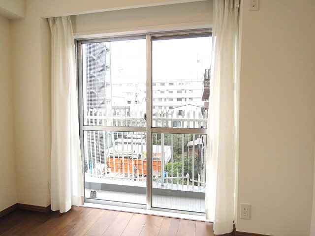 マンション白金苑　洋室窓