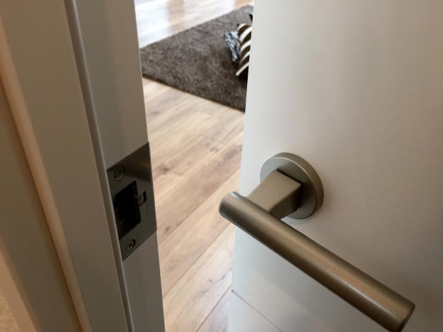 ライオンズマンション駒沢　リビングダイニングキッチンへ