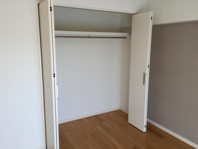 給田南住宅　洋室南側収納