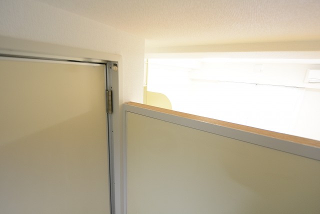 ヴェラハイツ浜町 (16)廊下　上に隙間