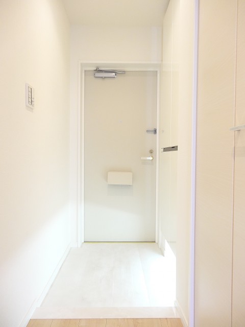 マイキャッスル蒲田　白基調の明るい玄関