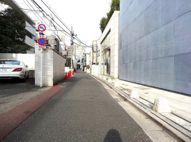 パレロワイヤル南青山　前面道路