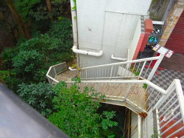 等々力渓谷スカイマンション　1階店舗脇から等々力渓谷へ