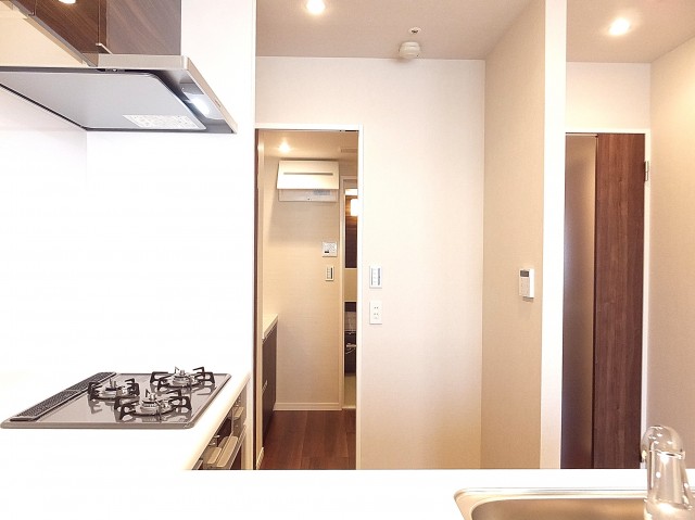 センチュリープラチナマンション大井町　キッチンから洗面室へ