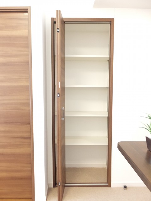 池上パーク・ホームズ　LDK内にある物入れ