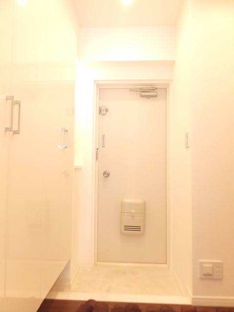 パシフィック本駒込　白基調の明るい玄関ホール