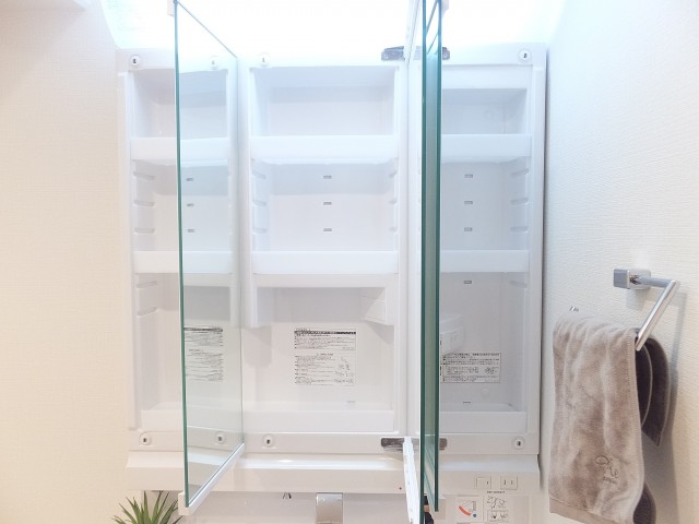 朝日江戸川橋マンション　洗面化粧台収納