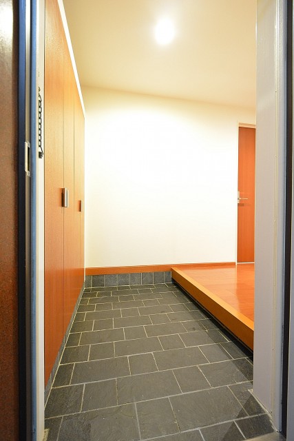 陽輪台松濤　玄関ホール