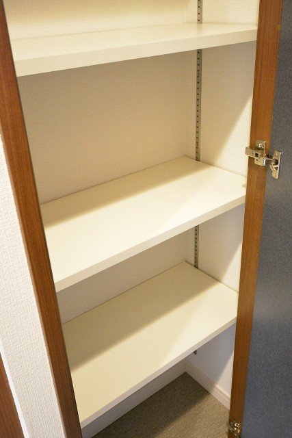 高輪パークホームズ　廊下の物入れ