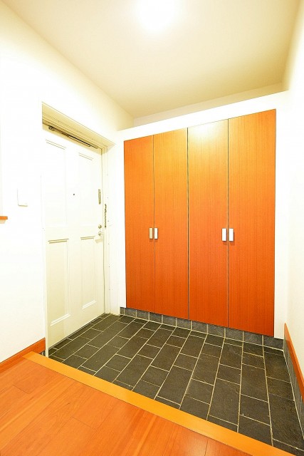 陽輪台松濤　玄関ホール