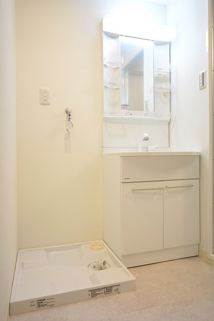 マイキャッスル田園調布　洗面化粧台と洗濯機置場