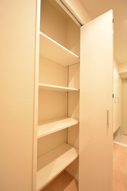 フリーディオ三宿　廊下収納