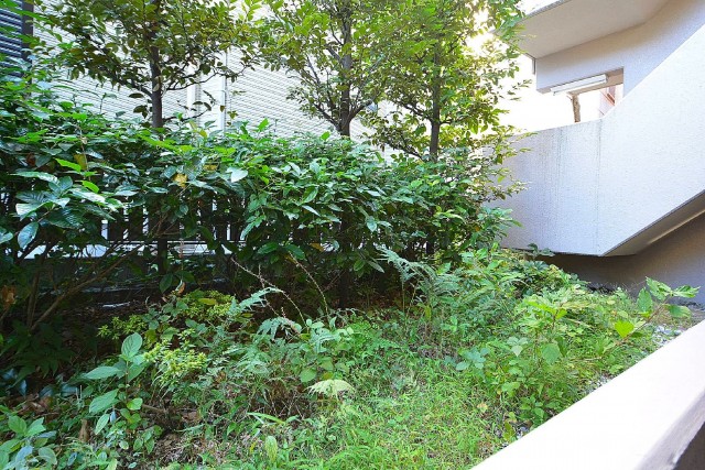 マイキャッスル田園調布　玄関前の植栽