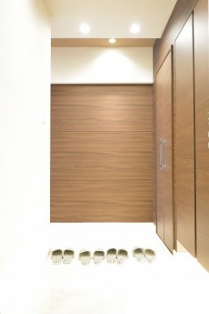 マンション高輪苑　天然大理石貼りの廊下