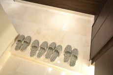 マンション高輪苑　天然大理石貼りの廊下