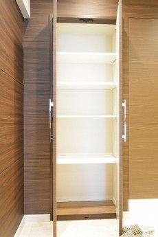 マンション高輪苑　廊下収納