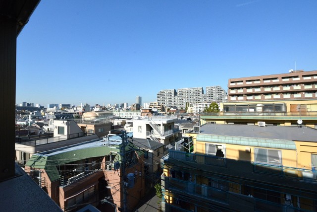 ハイネス大久保　玄関前からの眺望