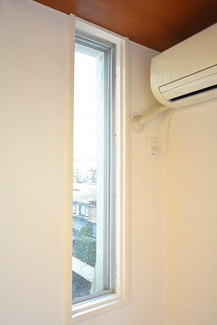 陽輪台松濤　6.7帖のベッドルーム　小窓
