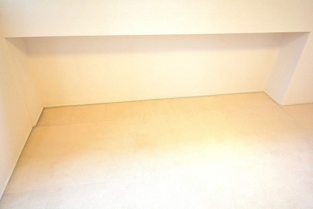 陽輪台松濤　6.7帖のベッドルーム　窓の下