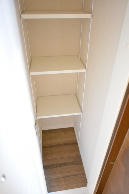 マンション高輪苑　廊下収納