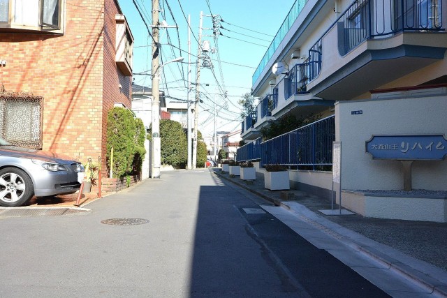 大森山王リハイム　エントランス前道路