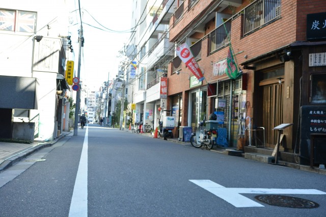 サンローゼ新宿　店舗側の道路